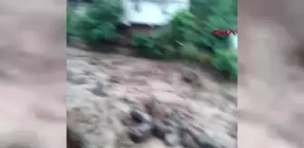 Karadere: Trabzon Araklı'da sel felaketinde ölen kişinin suya kapıldığı anlar ortaya çıktı Karadere: Trabzon Araklı'da sel felaketinde ölen kişinin suya kapıldığı anlar ortaya çıktı