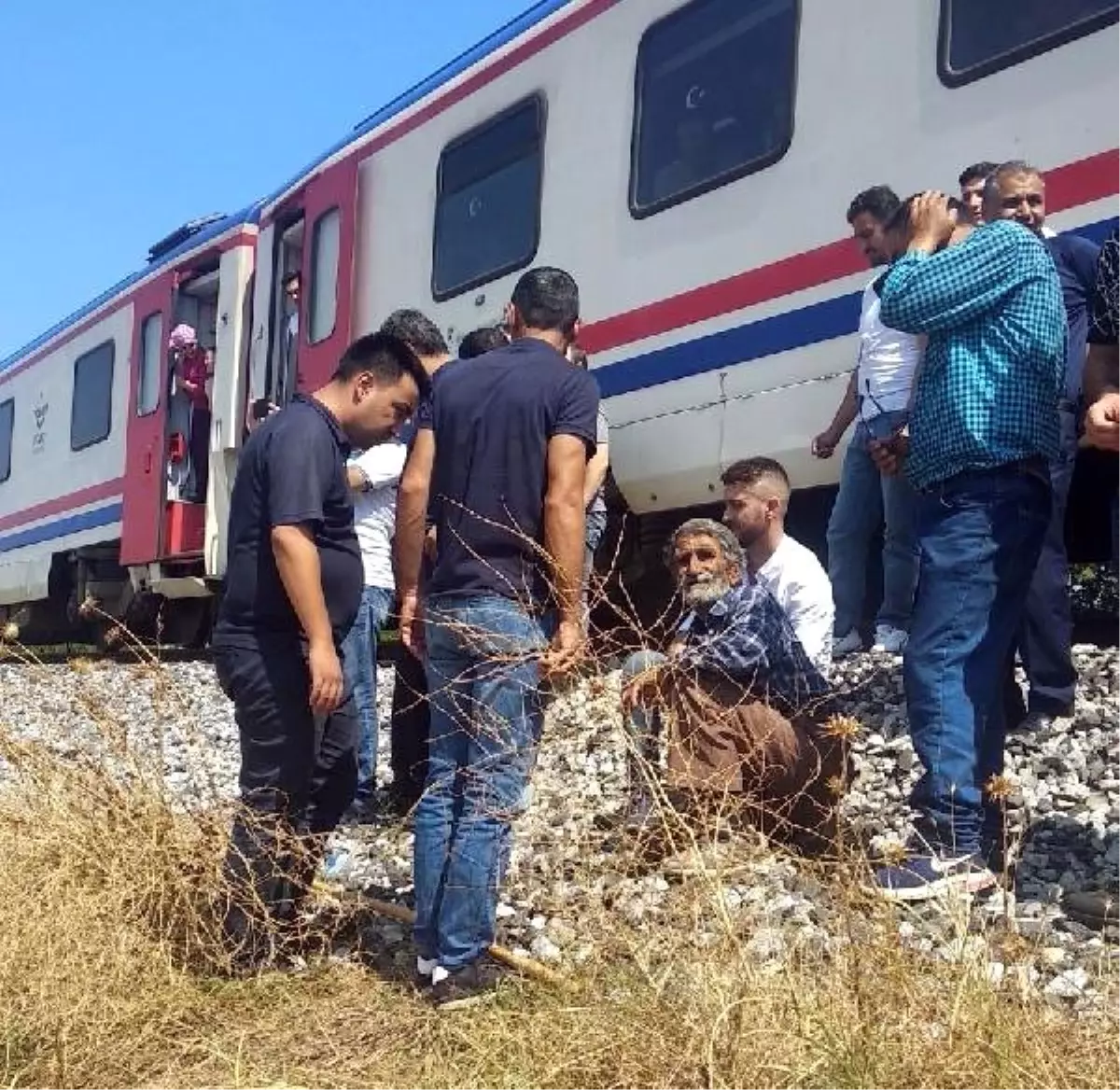Yolcu treninin çarptığı çoban yaralandı