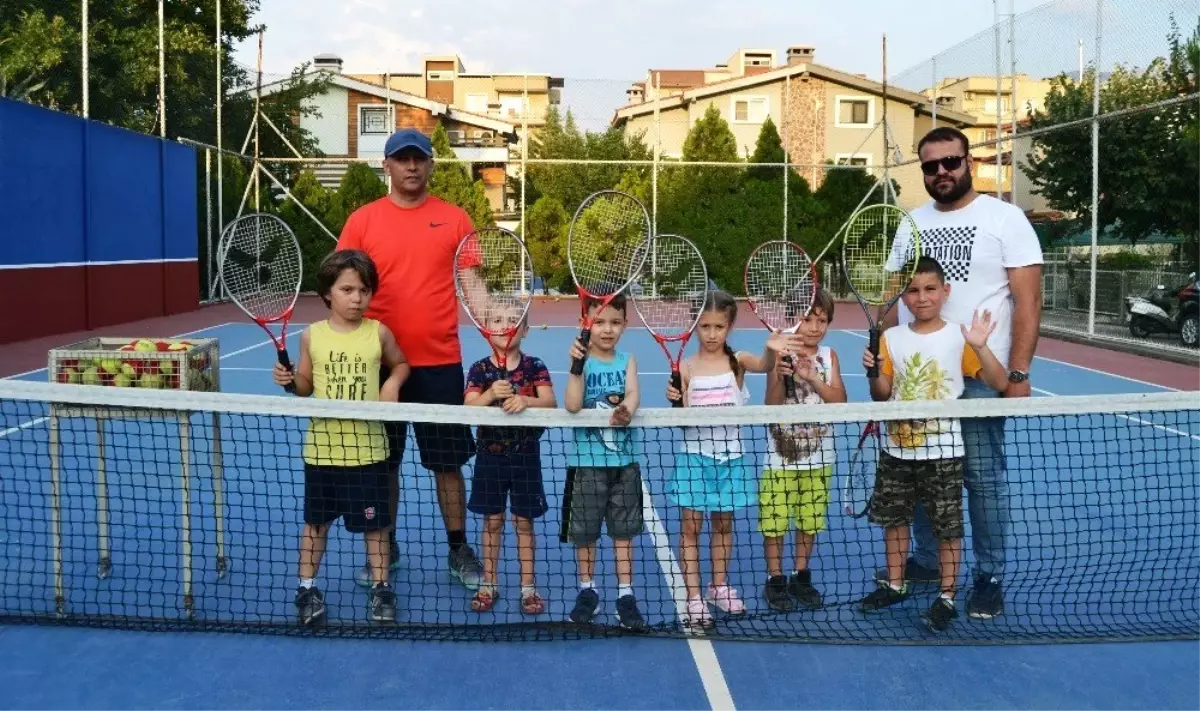 Yunusemre'de yaz tenis kursu başladı