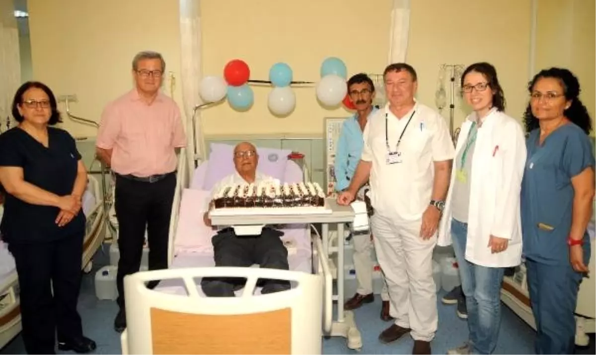 100'üncü yaş gününü diyaliz merkezinde kutladı