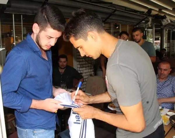 Alper Potuk'un tezkere sevinci Alper Potuk'un tezkere sevinci