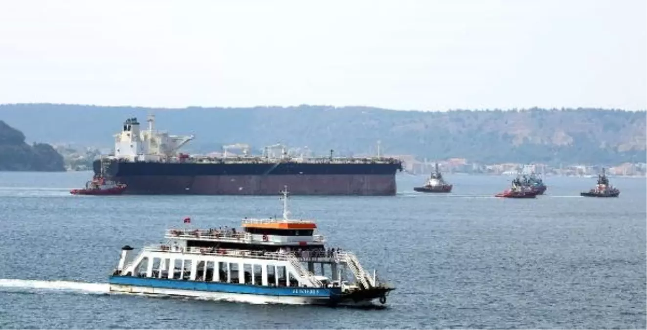 Çekilerek tersaneye götürülen tanker, Çanakkale Boğazı'ndan geçti