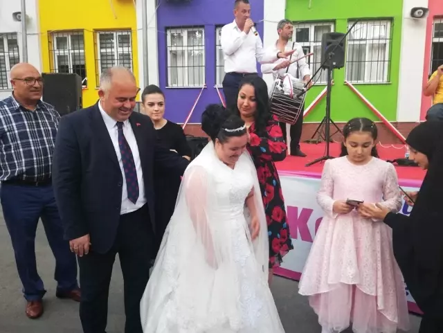 Down Sendromlu Yasemin'in gelin olma hayalini Çatalca halkı gerçekleştirdi Down Sendromlu Yasemin'in gelin olma hayalini Çatalca halkı gerçekleştirdi