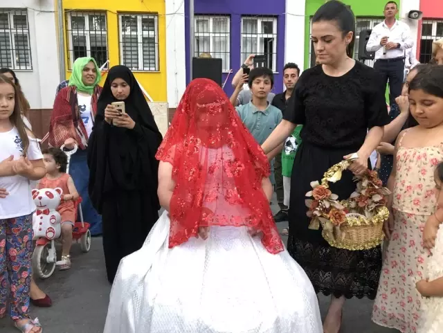 Down Sendromlu Yasemin'in gelin olma hayalini Çatalca halkı gerçekleştirdi Down Sendromlu Yasemin'in gelin olma hayalini Çatalca halkı gerçekleştirdi