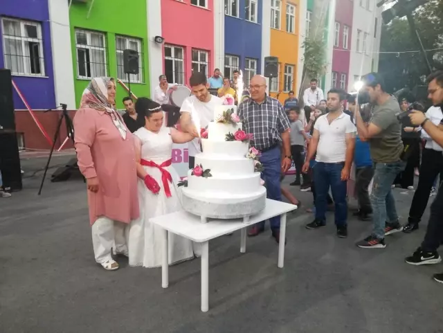 Down Sendromlu Yasemin'in gelin olma hayalini Çatalca halkı gerçekleştirdi Down Sendromlu Yasemin'in gelin olma hayalini Çatalca halkı gerçekleştirdi