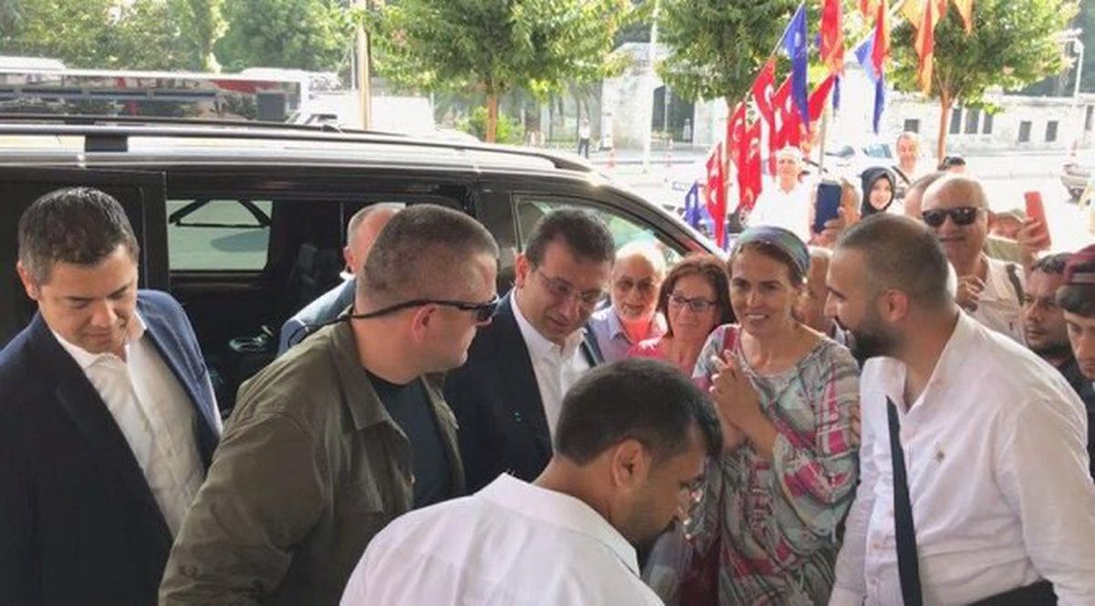 Ekrem İmamoğlu'nu şaşkına çeviren olay: İBB binası önüne deterjan döktüler
