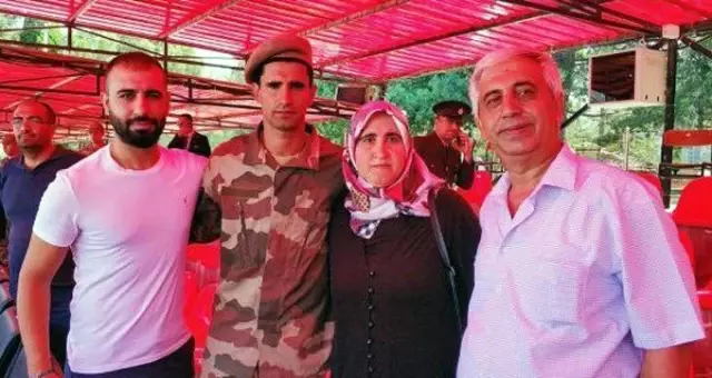 Fenerbahçeli Alper Potuk'un tezkere sevinci Fenerbahçeli Alper Potuk'un tezkere sevinci