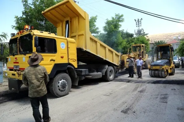 Gazi mahallesinde sıcak asfalt çalışması Gazi mahallesinde sıcak asfalt çalışması