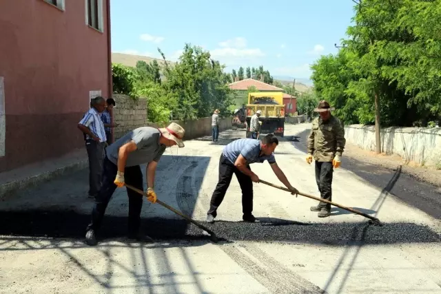 Gazi mahallesinde sıcak asfalt çalışması Gazi mahallesinde sıcak asfalt çalışması