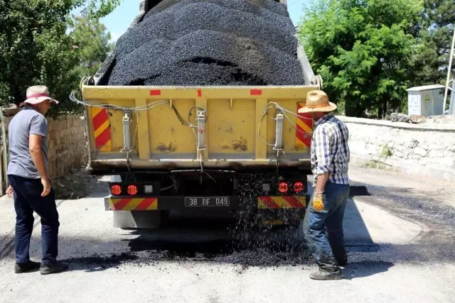 Gazi mahallesinde sıcak asfalt çalışması Gazi mahallesinde sıcak asfalt çalışması