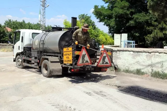 Gazi mahallesinde sıcak asfalt çalışması Gazi mahallesinde sıcak asfalt çalışması