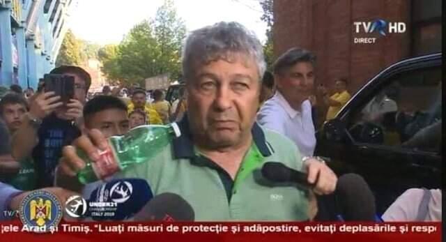 İzlanda'da yaşanan fırça skandalı sonrası Lucescu'ya şişe uzatıldı