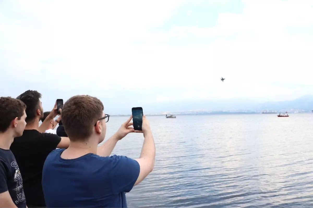 İzmit semalarındaki Solo Türk gösterisi izleyenleri duygulandırdı