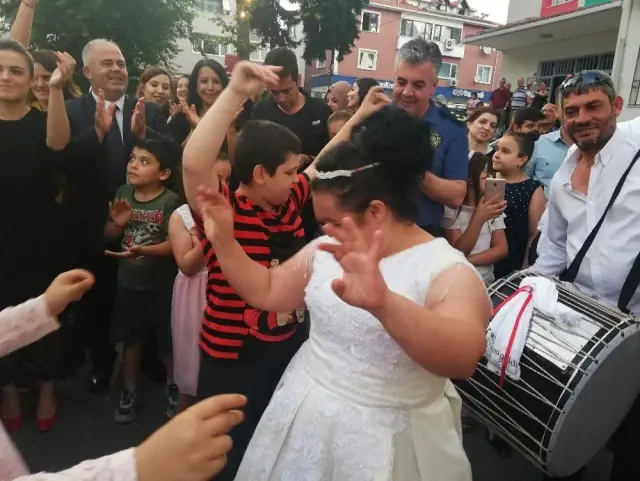 (Özel) Down Sendromlu Yasemin'in gelin olma hayalini Çatalca halkı gerçekleştirdi (Özel) Down Sendromlu Yasemin'in gelin olma hayalini Çatalca halkı gerçekleştirdi
