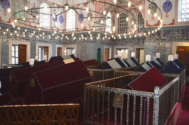 Restorasyonu tamamlanan Hatice Turhan Valide Sultan Türbesi açıldı Restorasyonu tamamlanan Hatice Turhan Valide Sultan Türbesi açıldı
