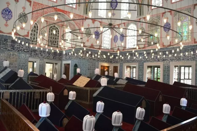 Restorasyonu tamamlanan Hatice Turhan Valide Sultan Türbesi açıldı Restorasyonu tamamlanan Hatice Turhan Valide Sultan Türbesi açıldı