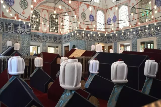 Restorasyonu tamamlanan Hatice Turhan Valide Sultan Türbesi açıldı Restorasyonu tamamlanan Hatice Turhan Valide Sultan Türbesi açıldı