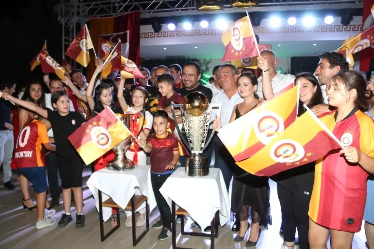 Salihli'deki Galatasaraylılardan çift kupalı kutlama