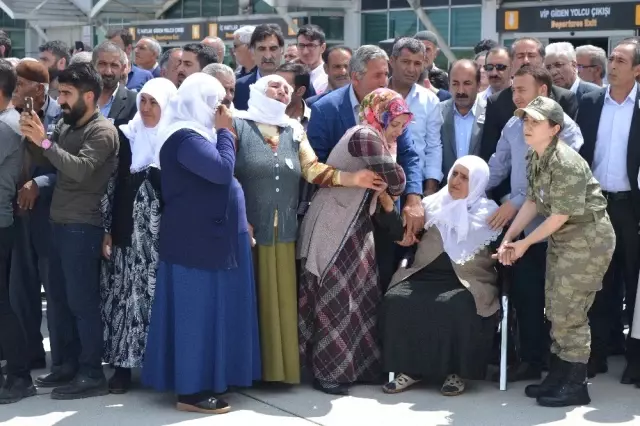 Şehit askerin naaşı memleketi Ağrı'ya getirildi Şehit askerin naaşı memleketi Ağrı'ya getirildi