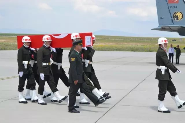 Şehit askerin naaşı memleketi Ağrı'ya getirildi Şehit askerin naaşı memleketi Ağrı'ya getirildi