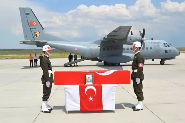 Şehit askerin naaşı memleketi Ağrı'ya getirildi Şehit askerin naaşı memleketi Ağrı'ya getirildi