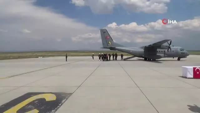 Şehit askerin naaşı memleketi Ağrı'ya getirildi Şehit askerin naaşı memleketi Ağrı'ya getirildi