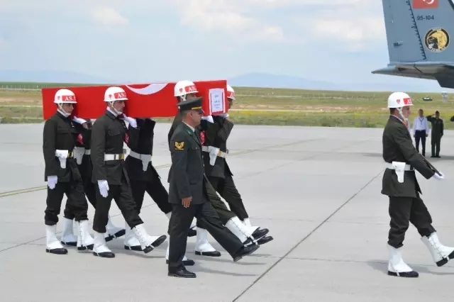 Şehit askerin naaşı memleketi Ağrı'ya getirildi Şehit askerin naaşı memleketi Ağrı'ya getirildi