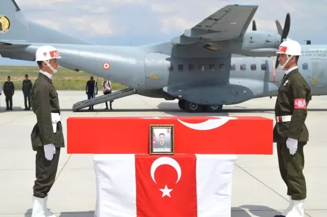 Şehit askerin naaşı memleketi Ağrı'ya getirildi Şehit askerin naaşı memleketi Ağrı'ya getirildi