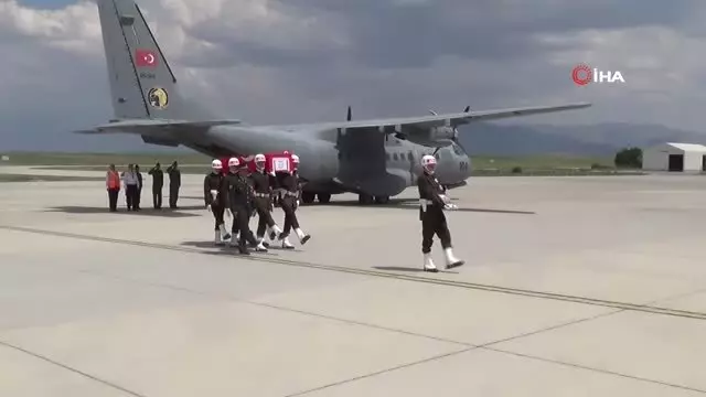 Şehit askerin naaşı memleketi Ağrı'ya getirildi Şehit askerin naaşı memleketi Ağrı'ya getirildi