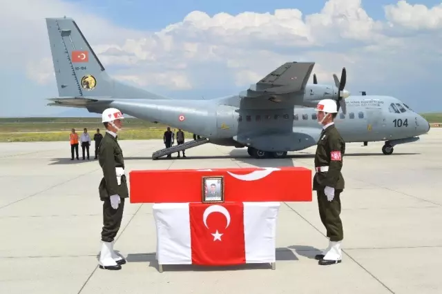 Şehit askerin naaşı memleketi Ağrı'ya getirildi Şehit askerin naaşı memleketi Ağrı'ya getirildi