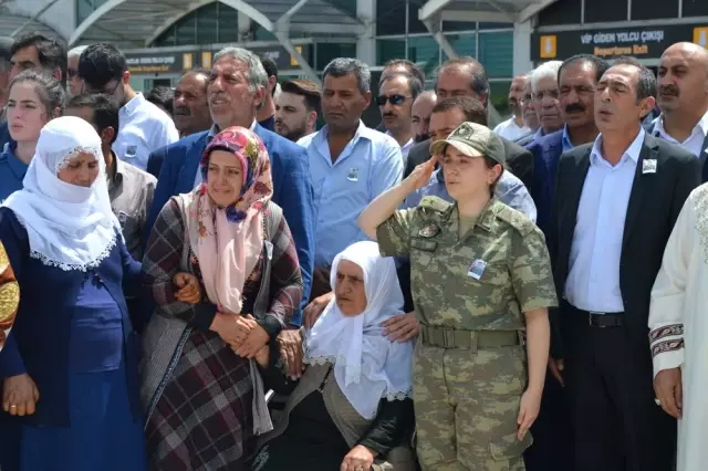 Şehit askerin naaşı memleketi Ağrı'ya getirildi Şehit askerin naaşı memleketi Ağrı'ya getirildi