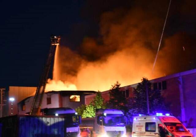 Son dakika! Tekstil fabrikasında korkutan patlama! Belediyeden vatandaşlara 'Evlerinizi terk edin' çağrısı