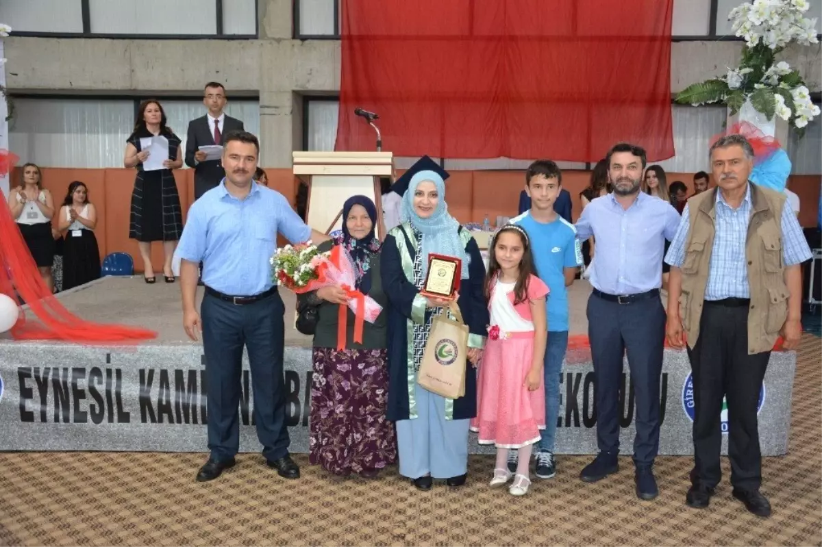 Üniversite hayaline başörtü engel oldu, annelik engel olmadı