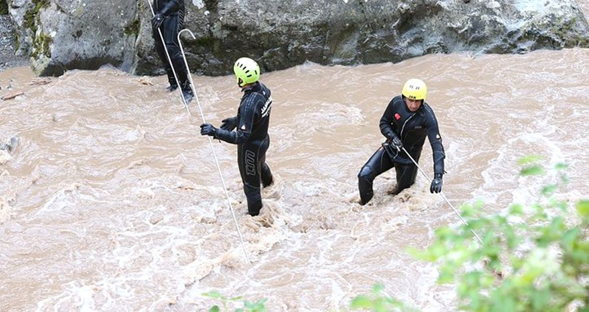Araklı'daki sel felaketinde kaybolan 2 kişiyi arama çalışmalarına ara verildi