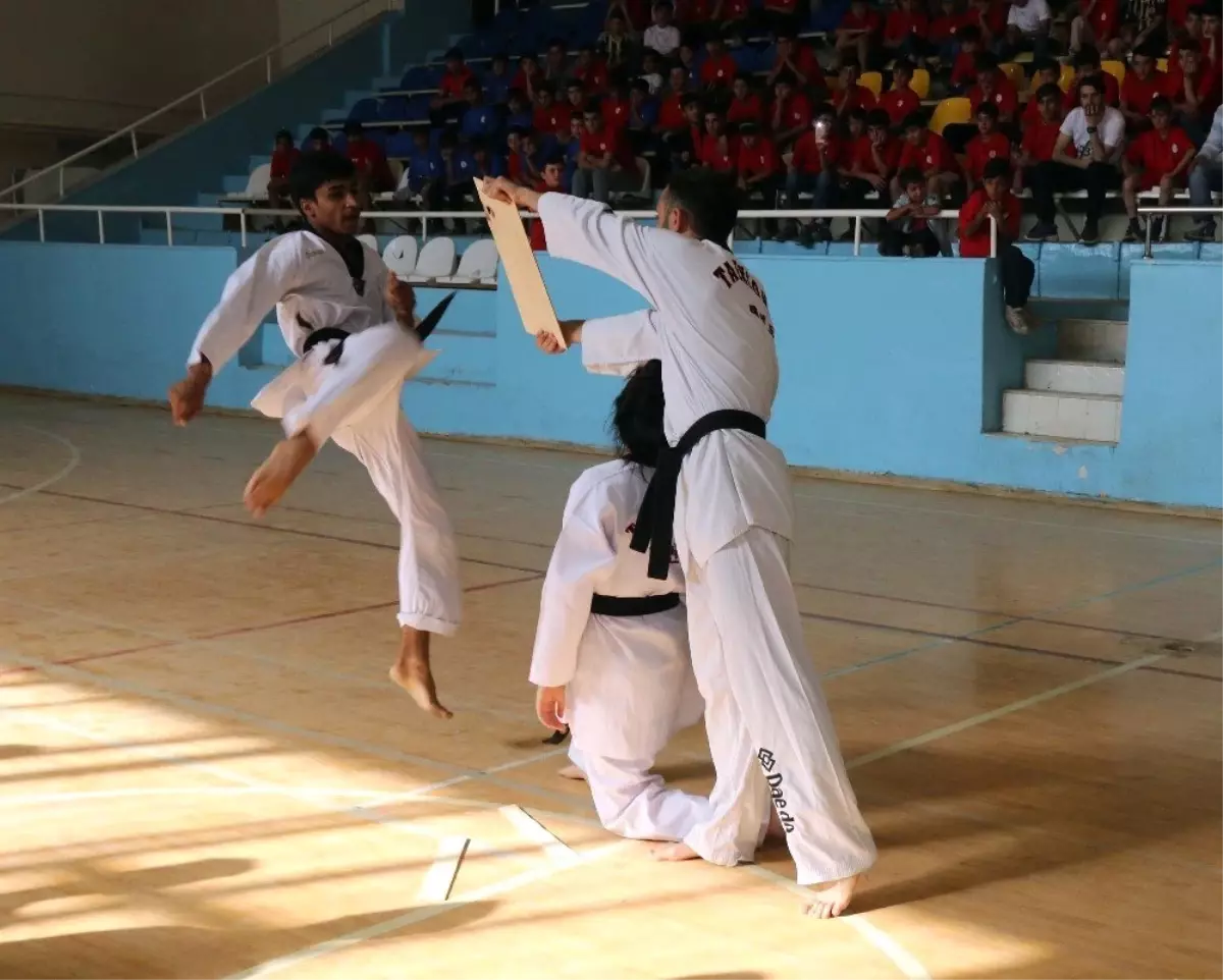 Bitlis'te yaz spor okullarının açılışı yapıldı
