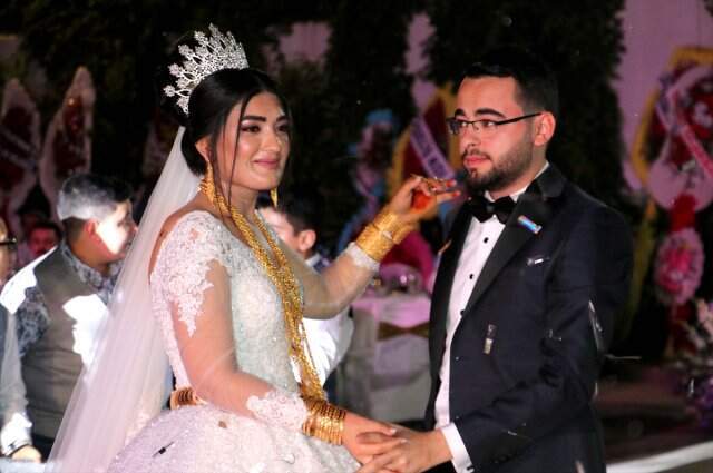 Geline 5 kilogram altın, damada 500 bin lira takıldı!