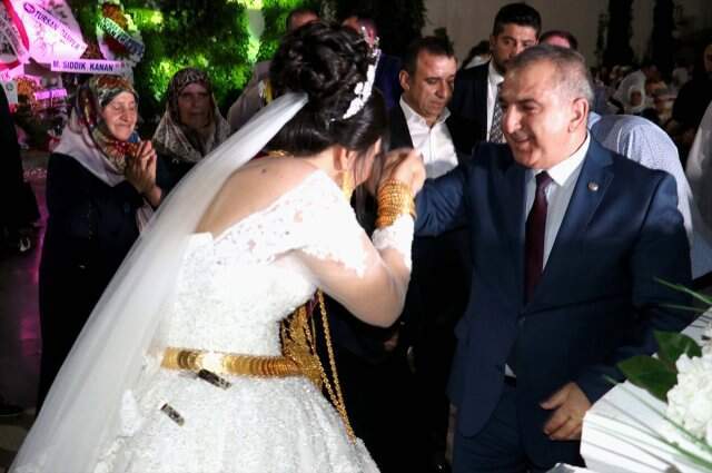 Geline 5 kilogram altın, damada 500 bin lira takıldı!