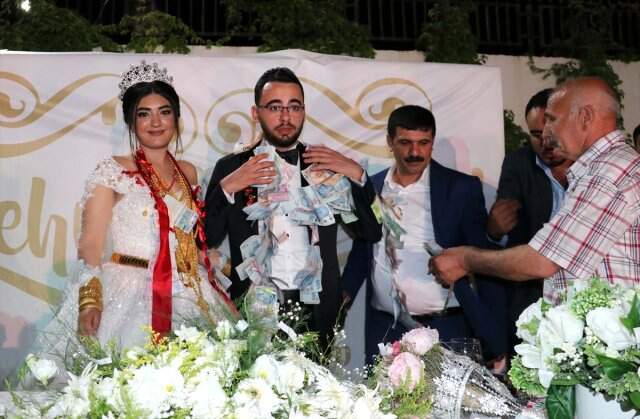 Geline 5 kilogram altın, damada 500 bin lira takıldı!