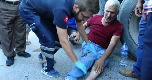 Yardım isteyen kamyon şoförünün bacaklarının üzerinden iki kez otomobil geçti