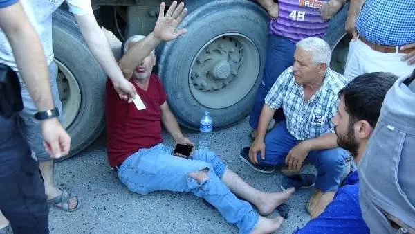 Kamyonunun altını kontrol ederken bacaklarından otomobil geçti