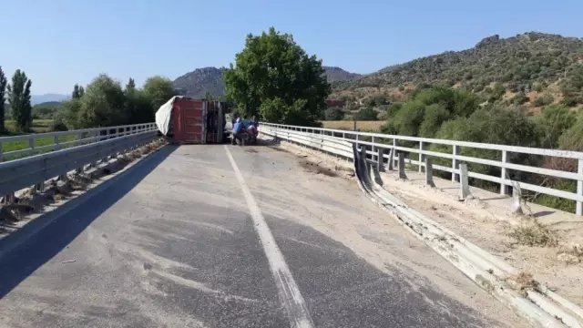 Karpuzlu'da kaza, yolda başka aracın olmaması faciayı önledi Karpuzlu'da kaza, yolda başka aracın olmaması faciayı önledi