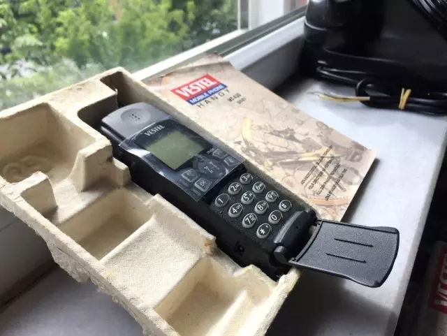 Tam 2 bin tane cep telefonu! Gece yatarken bile yanından ayırmıyor Tam 2 bin tane cep telefonu! Gece yatarken bile yanından ayırmıyor