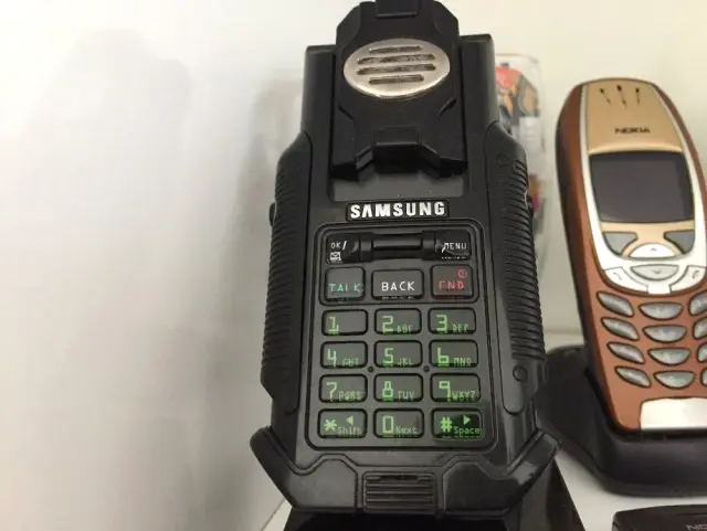 Tam 2 bin tane cep telefonu! Gece yatarken bile yanından ayırmıyor Tam 2 bin tane cep telefonu! Gece yatarken bile yanından ayırmıyor