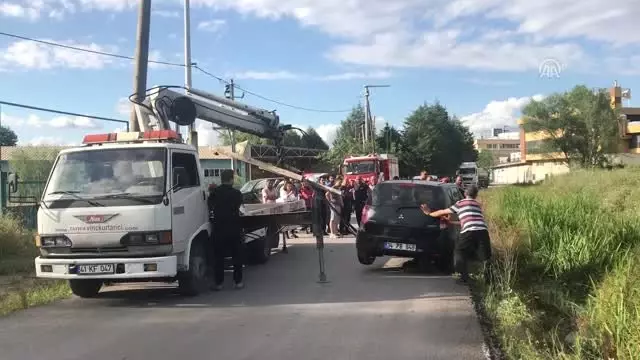 Tankerle karşılaşan otomobil yola sığmayınca dereye düştü - KOCAELİ Tankerle karşılaşan otomobil yola sığmayınca dereye düştü - KOCAELİ