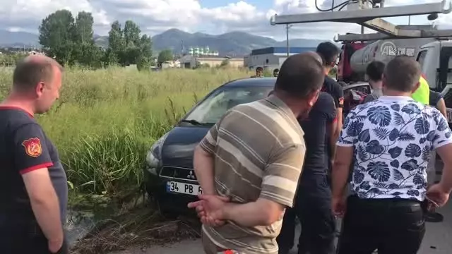 Tankerle karşılaşan otomobil yola sığmayınca dereye düştü - KOCAELİ Tankerle karşılaşan otomobil yola sığmayınca dereye düştü - KOCAELİ