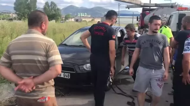 Tankerle karşılaşan otomobil yola sığmayınca dereye düştü - KOCAELİ Tankerle karşılaşan otomobil yola sığmayınca dereye düştü - KOCAELİ