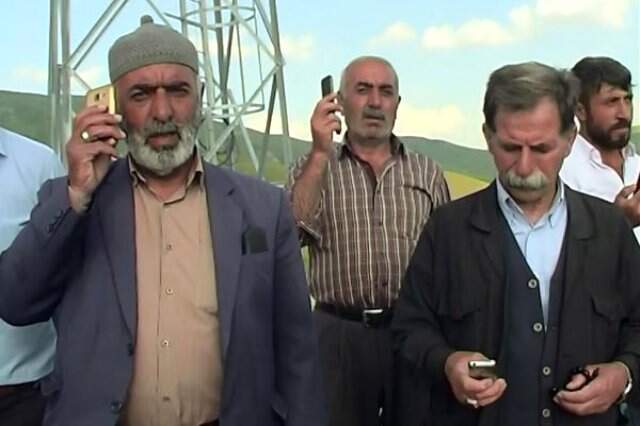 Telefonla görüşmek için tepelere ve direklere çıkıyorlar