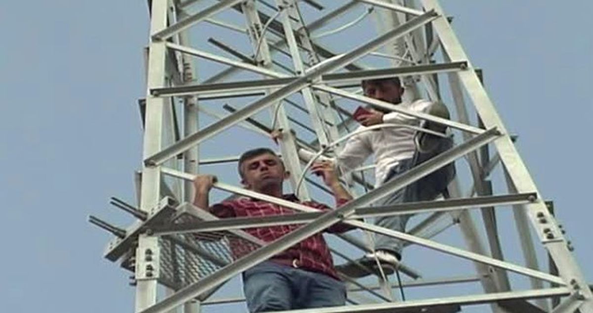 Telefonla görüşmek için tepelere ve direklere çıkıyorlar