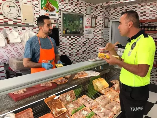 Trafik polisleri vatandaşları yaya öncülüğü için bilgilendirmeye devam ediyor