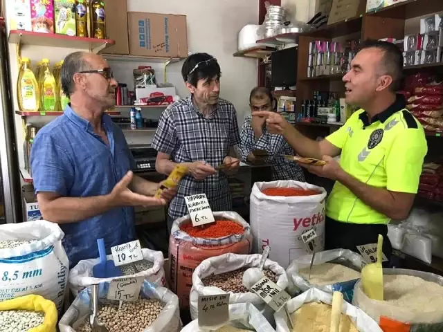 Trafik polisleri vatandaşları yaya öncülüğü için bilgilendirmeye devam ediyor